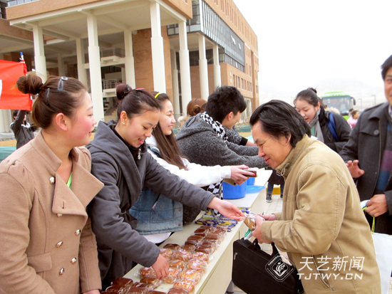 舞蹈学院爱心早餐送恩师