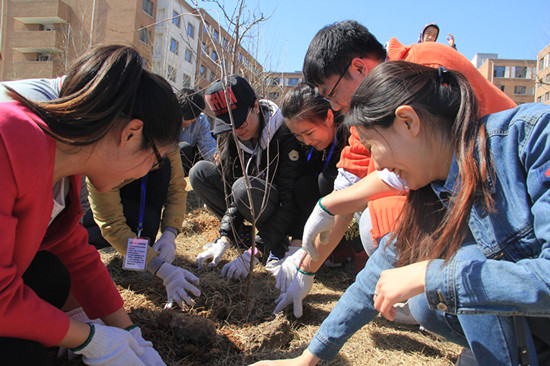 学生处举办“十年树木百年树人，师生共建学子林”植树活动